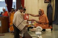 HH Swamiji felicitates the Bengaluru Math Renovation team